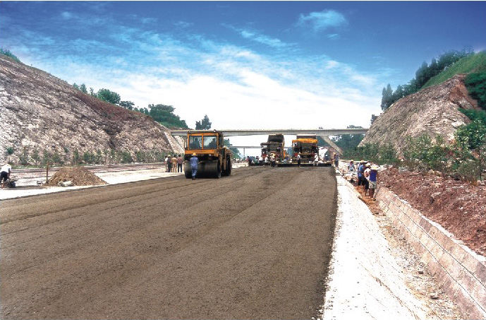 路面模塊在四川廣（安）—前（鋒）路面進行水泥穩定碎石基層攤鋪