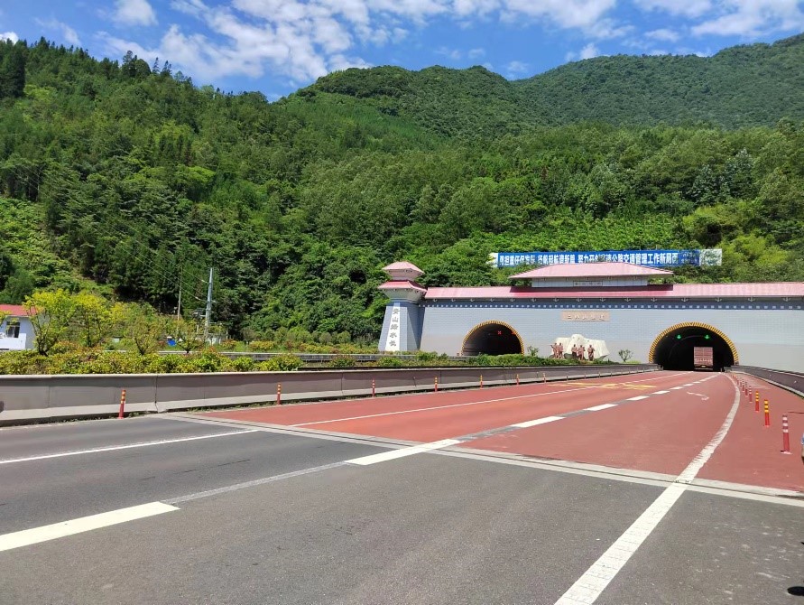 公司參建雅康高速二郎山隧道榮獲國家優質工程獎